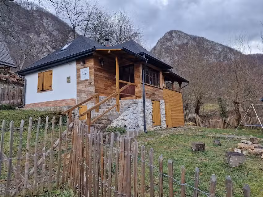 Bat&acute;s Cave Hut Transylvania &ndash; Hot-Tub & Sauna