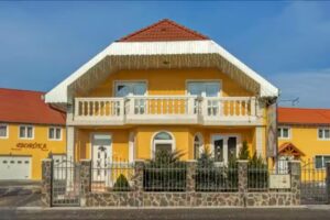 Bor&oacute;ka Vend&eacute;gh&aacute;z