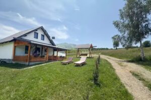 Викендица са ђакузијем у Ларгути