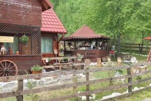 Колиба испод Гаврановог камена