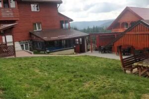 Le chalet parmi les sapins