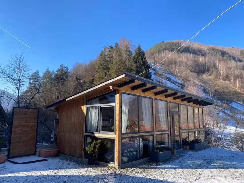 Кабина у планини