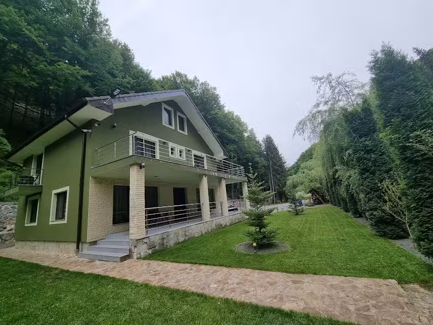 Брвнара у долини Браткутеи