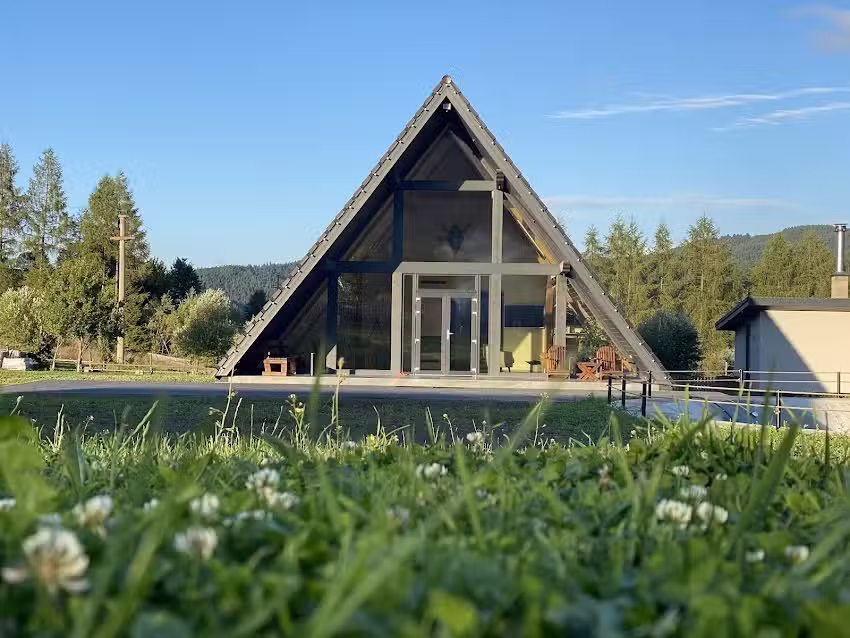 Кабине поред дрвећа