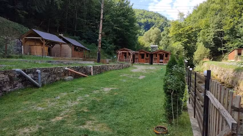 Căbănuțe Izb&acirc;ndiș