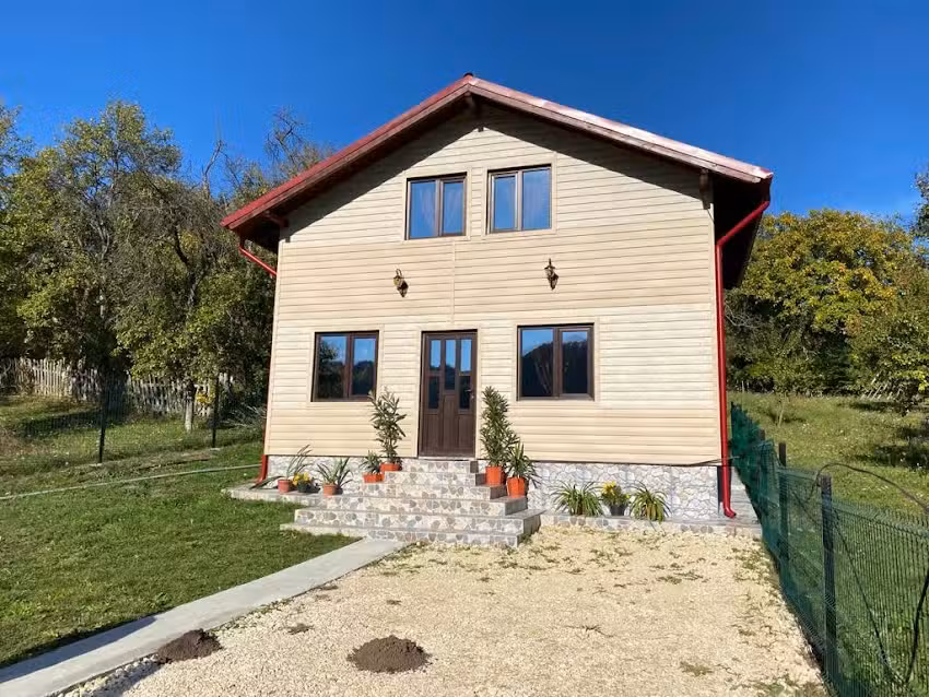 Alex House, Alunisu, Bradulet