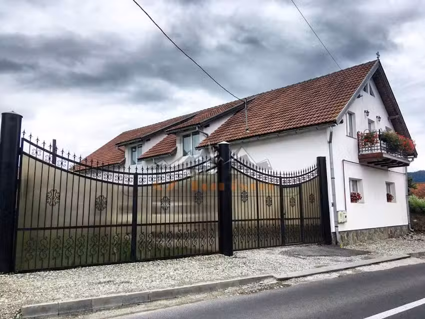 La casa tra le montagne