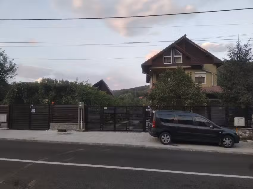 DAS HAUS IN HELESTEU