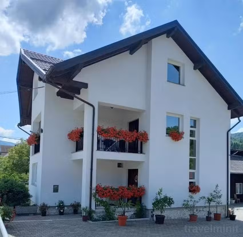 КЪЩА ВИЛА ХАТЕРЕ