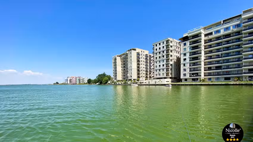 Deluxe Nicolle Solid R&eacute;sidence Mamaia