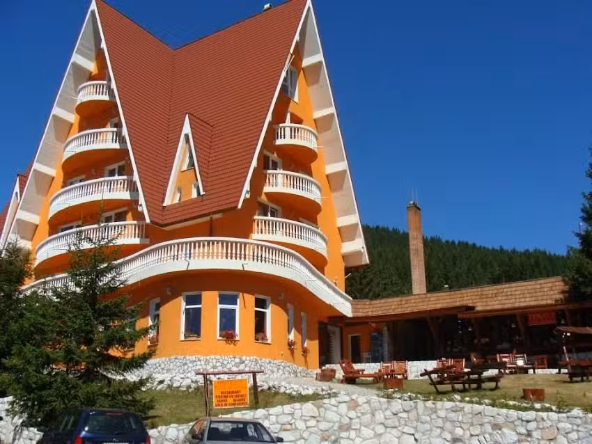 Hotel N&eacute;gy &Eacute;vszak