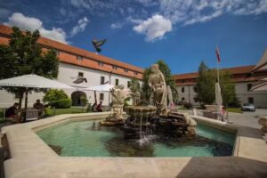 K&ouml;z&eacute;pkori sz&aacute;lloda