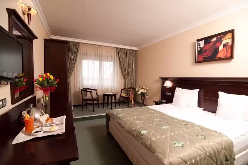 Hotel Rhapsody