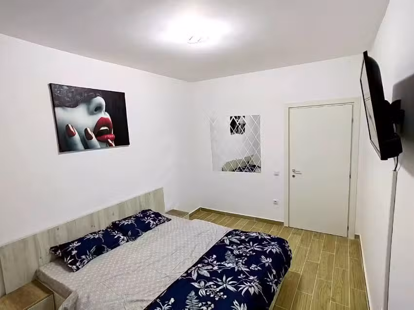 Katonai luxuslak&aacute;s