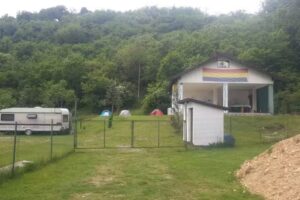 Камп парк каравани и шатори