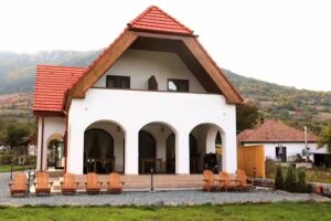 The Sun Vend&eacute;gh&aacute;z / Naplak Panzi&oacute;