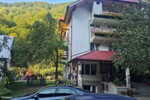 Vatra Lotrilor &ndash; helyi gasztron&oacute;miai pont &eacute;s sz&aacute;ll&aacute;s