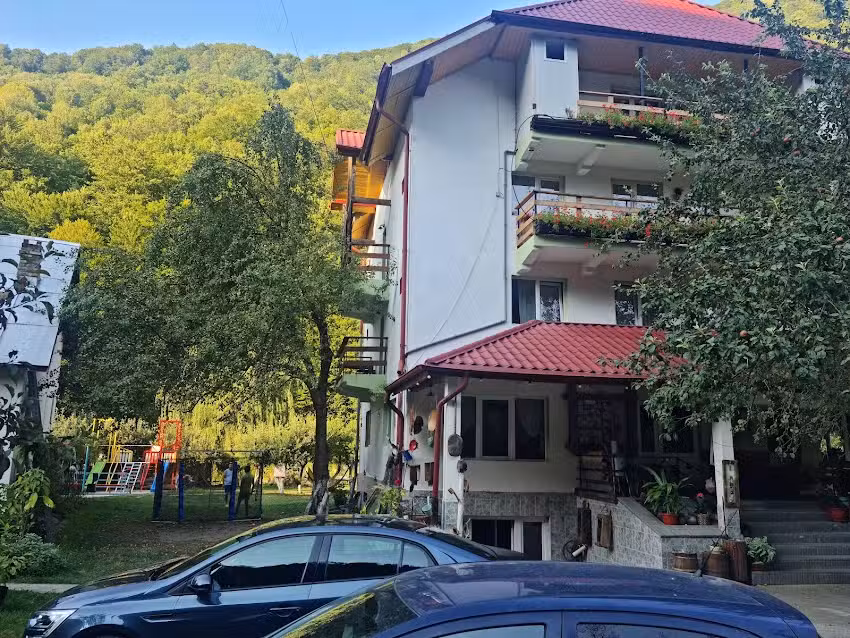 Vatra Lotrilor- punct gastronomic local & cazare